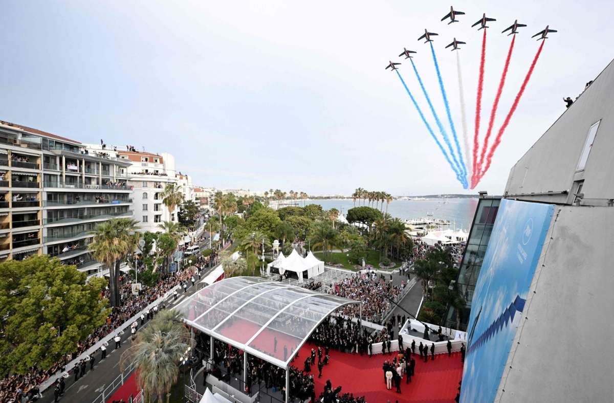 Die Kunstflugstaffel der französischen Luftwaffe fliegt über das Festspielhaus während der Premiere des Films «Top Gun: Maverick»