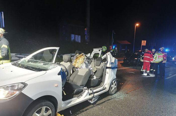 Unfall in Stuttgart-Süd: In stehendes Auto gekracht – wohl mehrere Schwerverletzte