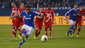 Schalkes Farfan verwandelt den Elfmeter zum 2:0 gegen den VfB Stuttgart. Foto: Bongarts