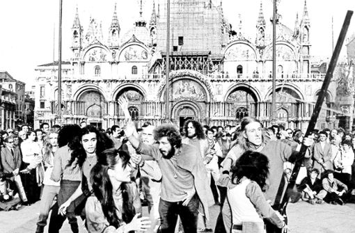 Szene aus dem Jahr 1975: Straßentheater auf dem Markusplatz. Foto: Biennale/Lorenzo Capellini