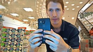 Pascal Saugy bei der Arbeit: Mit seinem Handy lichtet er Supermarktprodukte ab.   Wofür der Auftraggeber   die Fotos braucht, erfährt der 28-Jährige nicht. Foto: Artur Lebedew