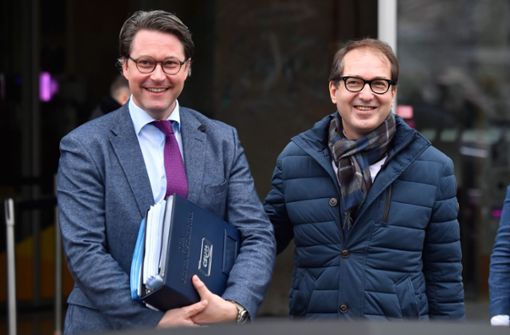 Verkehrsminister Andreas Scheuer (links) mit seinem Vorgänger und Parteikollegen Alexander Dobrindt. Foto: AFP