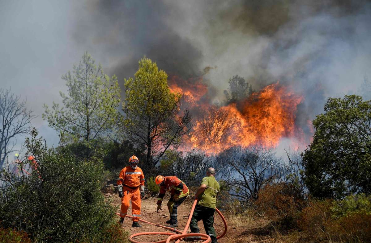 Feuerwehrleute kämpfen im im südfranzösischen Département Var gegen die Flammen.