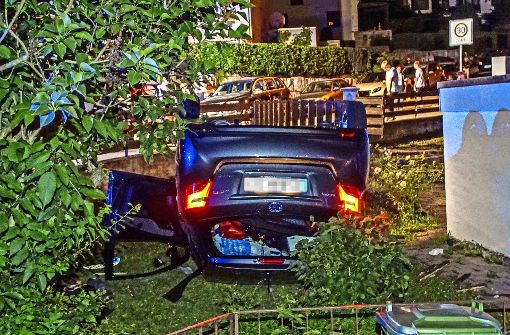 Am späten Donnerstagabend hat sich dieser Toyota überschlagen. Der Wagen war beim Abbiegen von der Straße abgekommen. Foto: SDMG