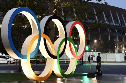 Die Olympischen Ringe vor dem Nationalstadion in Tokio: Licht am Ende des Tunnels? Foto: dpa