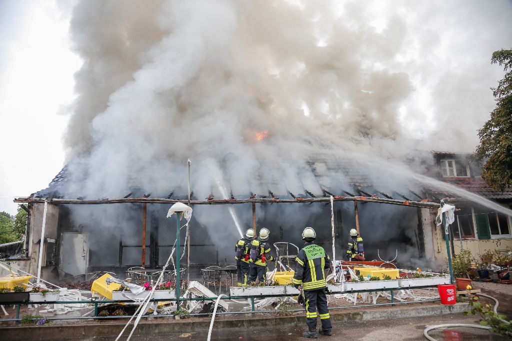 In Stuttgart-Untertürkheim ist am Sonntagmorgen das evangelische Waldheim Gehrenwald in Brand geraten.