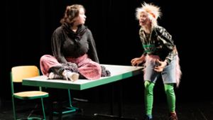 Junge Theatertruppe spielt  Stück zum Thema Pubertät