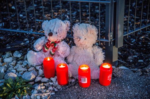 Trauernde haben Stofftiere und Kerzen vor dem Haus der vierköpfigen Familie aufgestellt. Foto: SDMG