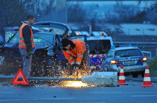 Schwerer Unfall in der Gnesener Straße in Stuttgart-Bad Cannstatt: Ein Mann fährt mit seinem Auto gegen zwei Masten. Er war vermutlich betrunken. Foto: Fotoagentur Stuttgart