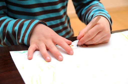Greift Ihr Kind mit der linken Hand zum Stift? Foto: K.-U. Häßler - stock.adobe.com