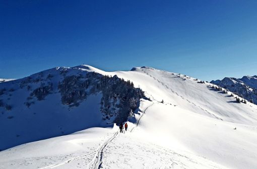 Abstand halten und Lüften sind keine Herausforderung bei einer Skitour am Falzer Kopf– die Höhenmeter und der Tiefschnee schon. Foto: Monika Albrecht