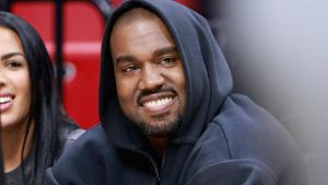 Hier waren sie definitiv noch echt: Kanye West zeigt seine Zähne. Foto: imago images/MediaPunch