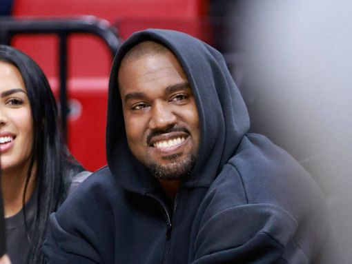 Hier waren sie definitiv noch echt: Kanye West zeigt seine Zähne. Foto: imago images/MediaPunch