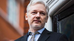 Wegen eines „viel weniger schweren Verbrechens“ droht die Londoner Polizei Julian Assange mit einer Verhaftung, sollte er die Botschaft von Ecuador in London verlassen. Foto: AFP