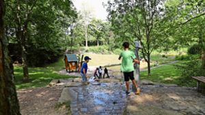 Wasser marsch: Der neugestaltete Spielplatz wird künftig nicht nur  an heißen Tagen die Kinder in die Lehmgrube locken. Foto: Patricia Sigerist