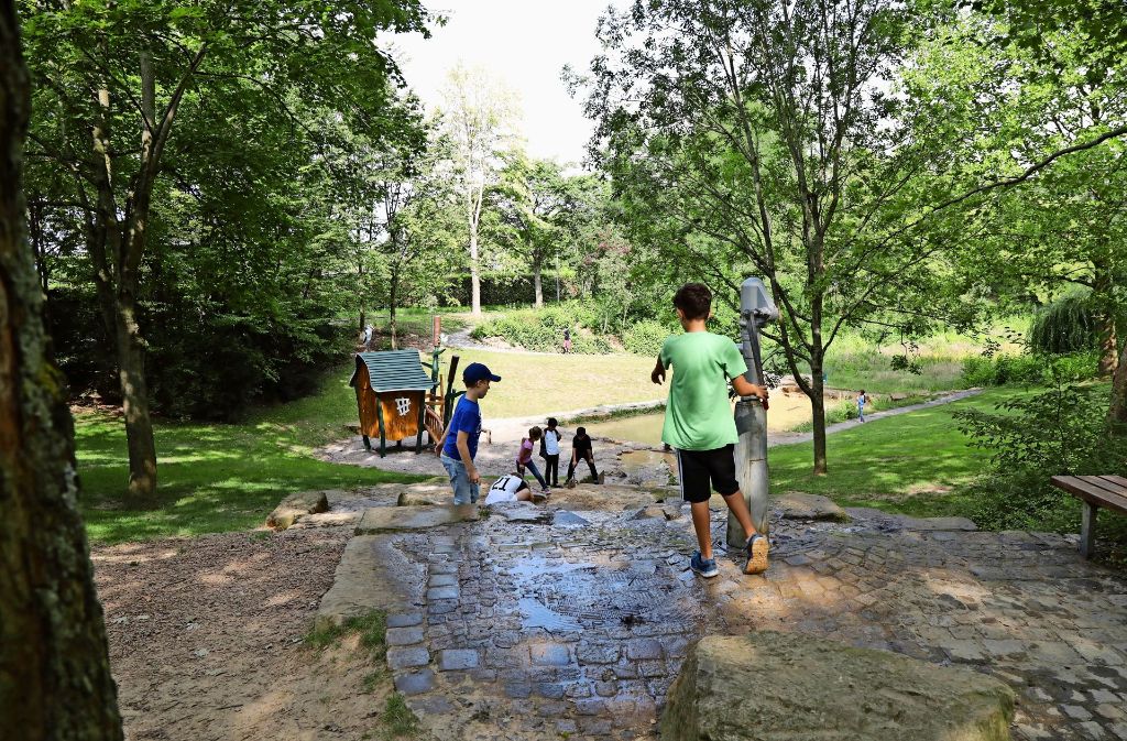Wasser marsch: Der neugestaltete Spielplatz wird künftig nicht nur  an heißen Tagen die Kinder in die Lehmgrube locken.