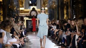 Designerin Stella McCartney präsentierte am Montag bei der Fashion Week in Paris ihre neuste Kollektion – luftig, leicht und schlicht. Unsere Bildergalerie zeigt, welche Promis in der First Row saßen und wer außerdem seine neue Kollektion zeigte – klicken Sie sich durch. Foto: dpa