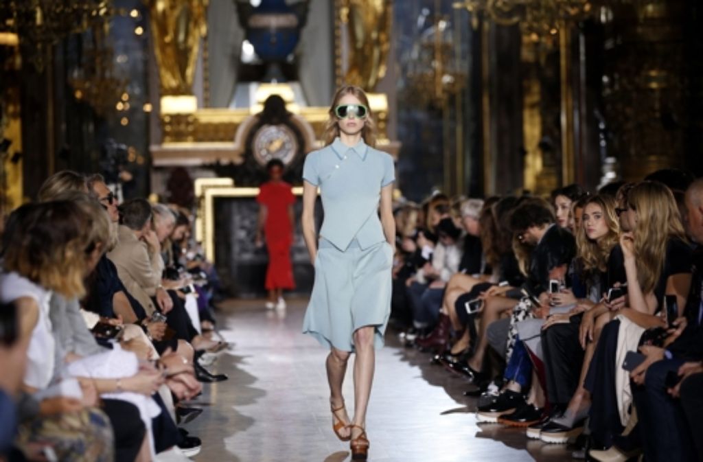 Designerin Stella McCartney präsentierte am Montag bei der Fashion Week in Paris ihre neuste Kollektion – luftig, leicht und schlicht. Unsere Bildergalerie zeigt, welche Promis in der First Row saßen und wer außerdem seine neue Kollektion zeigte – klicken Sie sich durch.