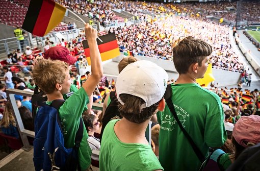 Ein nicht alltäglicher Schulwandertag: Trotz Niederlage gegen Italien feierten viele Schüler die deutsche U 19-Nationalmannschaft Foto: Lichtgut/Achim Zweygarth