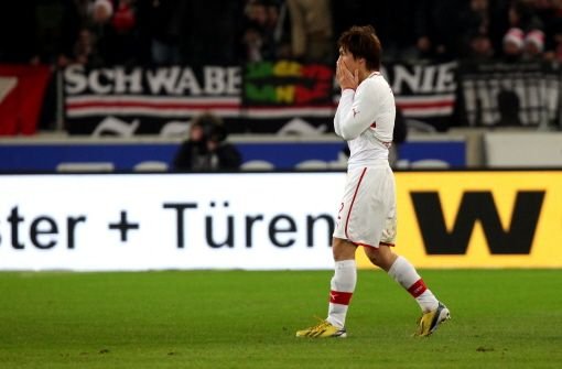 Roter Karton im Spiel gegen Schalke 04: Stuttgarts Gotoku Sakai schleicht vom Platz. Foto: Pressefoto Baumann