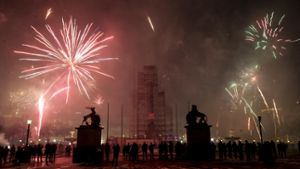 Viele haben das neue Jahr wie hier auf dem Stuttgarter Schlossplatz mit Feuerwerk begrüßt – andere mit reichlich Alkohol und besonders tölpelhaften Aktionen Foto: Lichtgut/Leif Piechowski