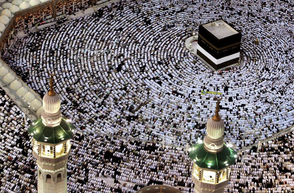 Zudem steht die Kaaba im Zentrum des islamischen Glaubens, denn bei jedem Gebet müssen sich die Muslime nach der Kaaba ausrichten, wo immer sich die Gläubigen auf der Erde befinden. Diese Gebetsrichtung wird auch Qibla genannt.