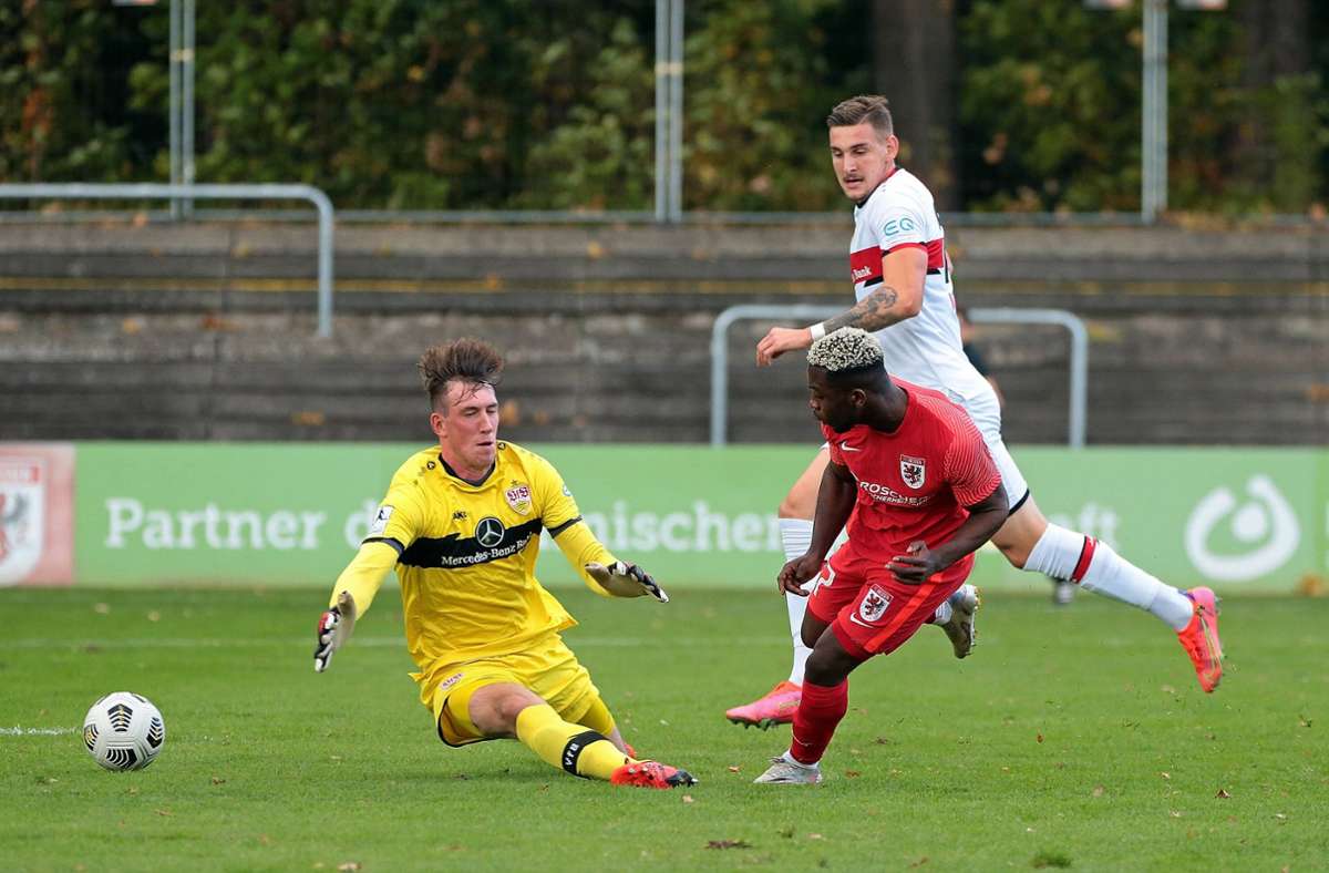 Dennis Owusu trifft gegen VfB-Keeper  Florian Schock.