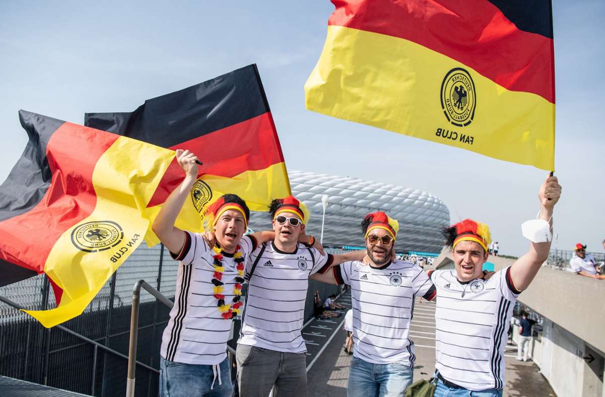 Vor dem Spiel feiern deutsche Fans vor dem Stadion in München.