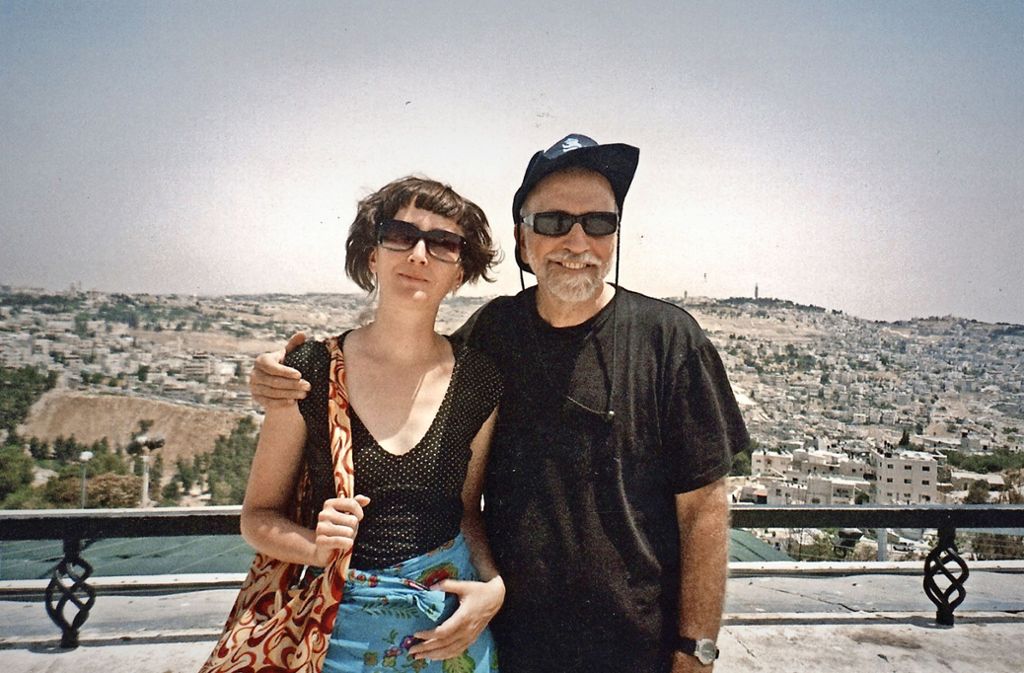 „Ich warte schon den ganzen Tag auf deinen Anruf“ ist der erste Satz, den der Vater unserer Autorin zu seiner Tochter sagt. Es folgt ein erstes herzliches Treffen in Jerusalem 2008.