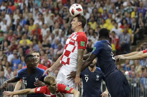 Mit seinem Eigentor bringt Mario Mandzukic die Franzosen im WM-Finale in Führung. Foto: AP