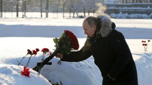 Es ist eines der grausamsten Kapitel des Zweiten Weltkrieges, das in Russland noch immer tiefe Emotionen wachrüttelt: Der Schmerz über die Blockade von Leningrad durch die Wehrmacht sitzt auch bei Kreml-Chef Wladimir Putin – hier auf einem Friedhof in Petersburg – noch immer tief . Foto: AFP