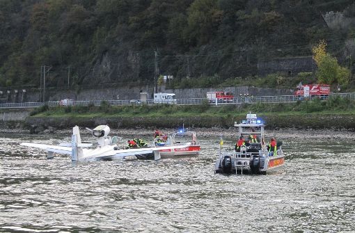 Auf dem Rhein musste ein Kleinflugzeug notwassern. Foto: Polizei Rheinland-Pfalz/dpa