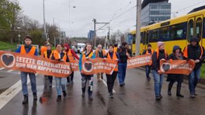 Aktivisten blockieren Heilbronner Straße