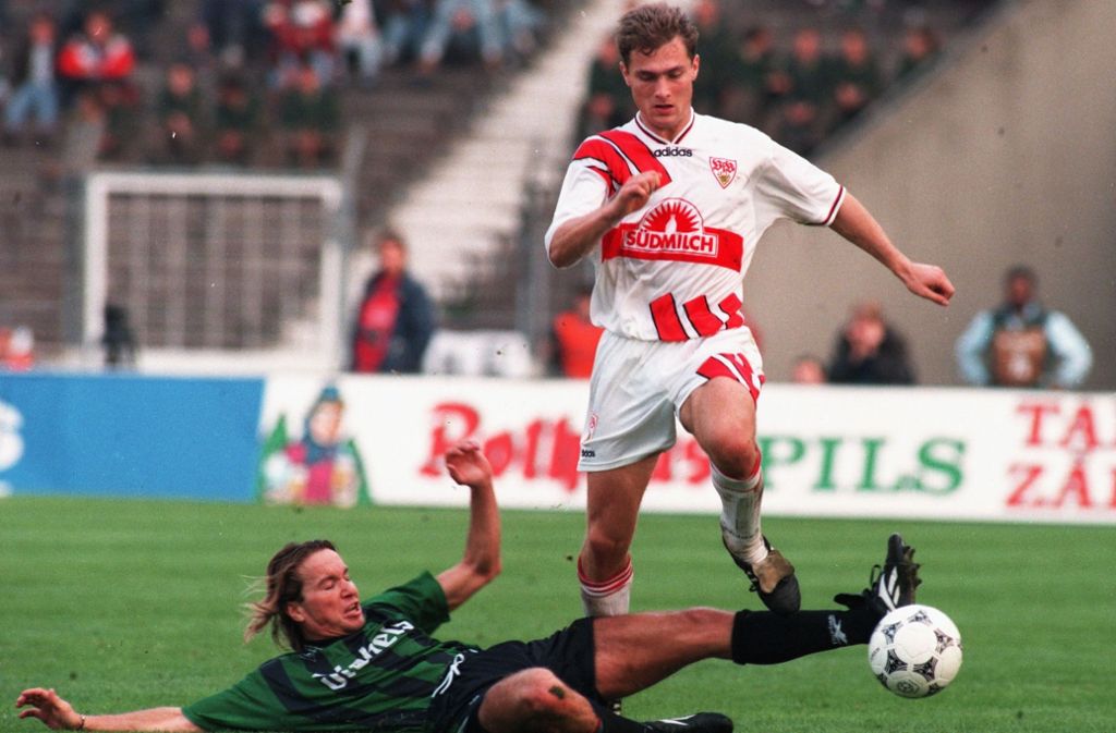 10. Die Top Ten der jüngsten Bundesligaspieler des VfB rundet Michael Bochtler ab (hier rechts auf einem Foto aus dem Jahr 1995). Er gab sein Debüt am 9.4.1994 gegen den Karlsruher SC (3:0) im Alter von 18 Jahren, fünf Monaten und 25 Tagen.