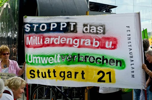 Auf dem Schlossplatz demonstrieren S21-Gegner für einen Stopp der Bauarbeiten. Foto: Lichtgut/Volker Hoschek