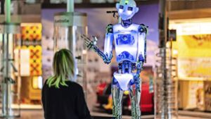 Der Kollege Roboter könnte weit mehr Arbeitsplätze besetzen als noch vor wenigen Jahren geahnt. Foto: dpa