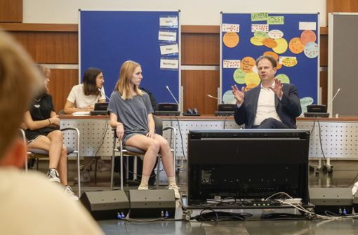 Oberbürgermeister Matthias Knecht diskutiert im Kulturzentrum mit Schülern der Gottlieb-Daimler-Realschule. Foto: Simon Granville