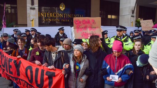 Die Klimaaktivistin am Dienstag bei einer Demo in Großbritannien. Danach erfolgte die Festnahme. Foto: IMAGO/ZUMA Wire