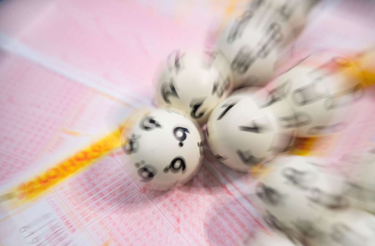 Mehr als 1,3 Millionen Euro gingen gleich zweimal am Samstag an Lottospieler aus Stuttgart. (Symbolbild) Foto: dpa/Tom Weller