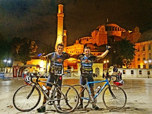 Nach 1000 Kilometern auf dem Fahrrad kommen Vassili Kirtzakis (l.) und Nikolaos Radis vor der Hagia Sophia in Istanbul an. Foto: Privat
