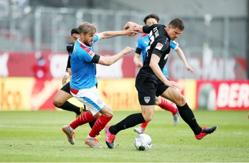 In seinem letzten Spiel für den VfB werden sich alle Blicke auf  Mario Gomez (rechts) richten. Foto: Baumann