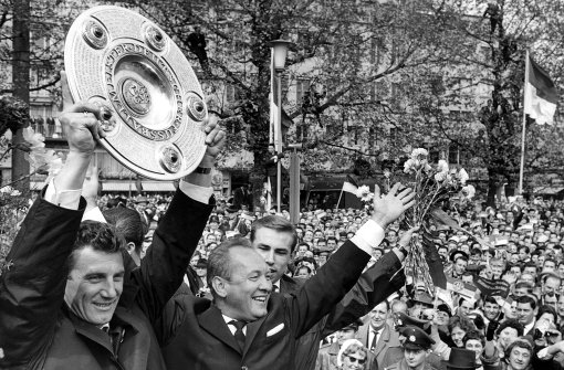 Tschik Cajkovski (Zweiter von links), hier 1962 nach dem Gewinn der deutschen Meisterschaft mit dem 1. FC Köln, hat Gerd Müller entdeckt und den FC Bayern München in die Bundesliga geführt. Foto: dpa