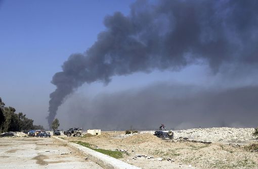 Vom internationalen Flughafen in Mossul steigt Rauch auf. Die Irakische Armee befindet sich seit einigen Tagen in einer Offensive auf den Westen der IS-Hochburg Mossul. Foto: AP