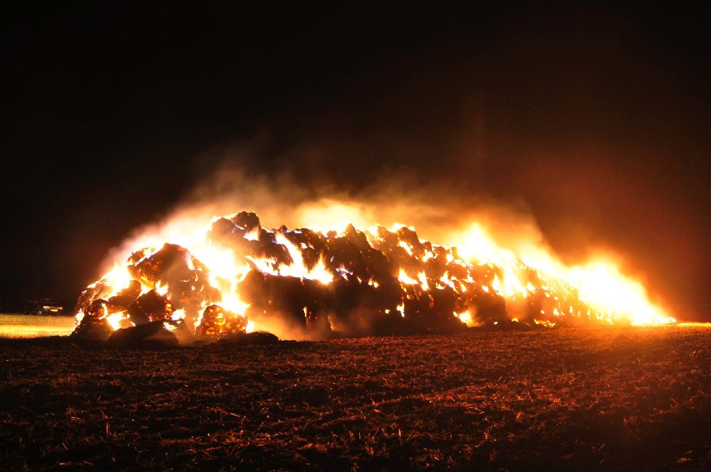 In Oberjettingen sind am Donnerstagabend rund 200 Strohballen abgebrannt. Die Feuerwehr war stundenlang im Einsatz.