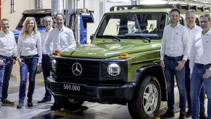Nummer 500 000 in „Agavengrün“ und Mitarbeiter des Magna-Steyr-Werks in Graz Foto: Mercedes-Benz AG