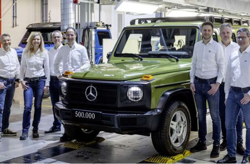 Nummer 500 000 in „Agavengrün“ und Mitarbeiter des Magna-Steyr-Werks in Graz Foto: Mercedes-Benz AG