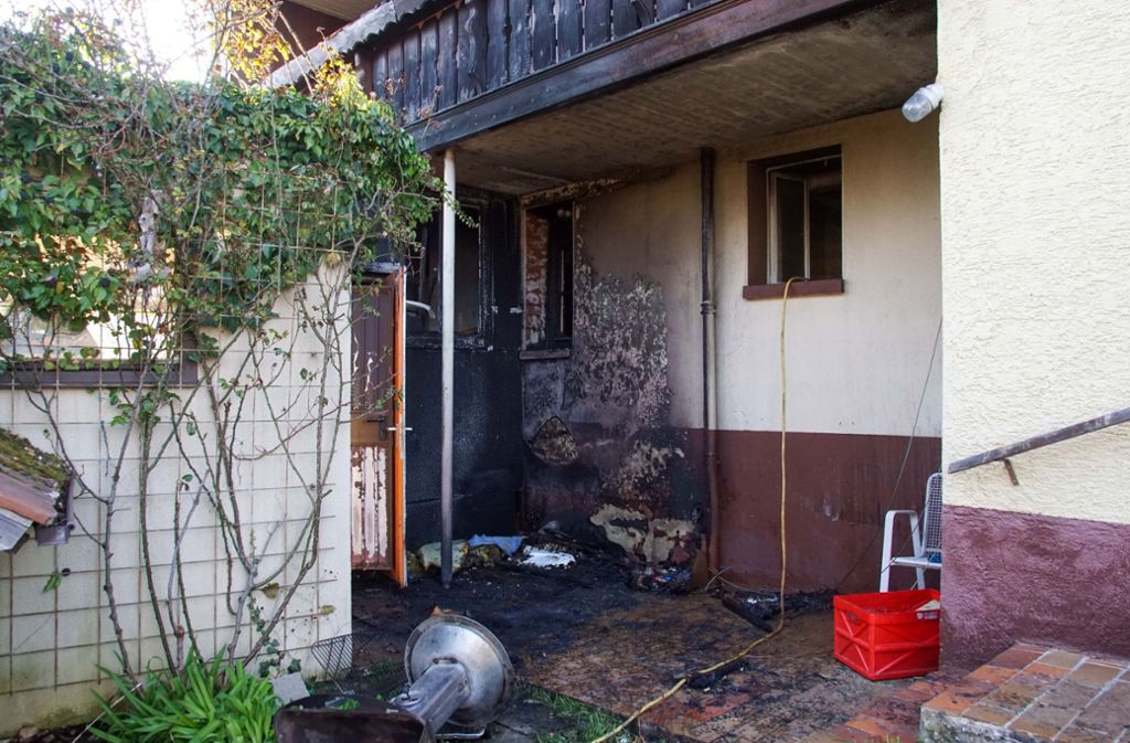 Ein Grill setzt am Sonntag in Weil im Schönbuch ein  angrenzendes Haus in Brand.