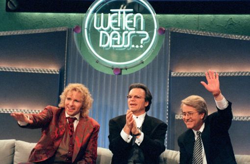 Die Moderatoren Thomas Gottschalk (von links nach rechts), Wolfgang Lippert und Frank Elstner sitzen auf einer Couch während der 100. „Wetten, dass...?“-Sendung am 30. März 1996. Foto: dpa/Hartmut Reeh