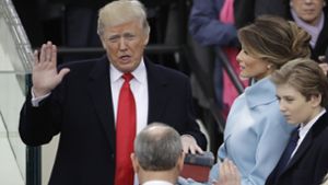 Donald Trump legt den Amtseid ab. Foto: AP