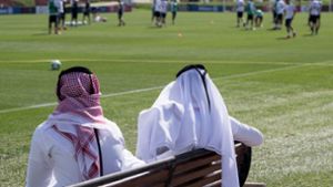 Alltag in Doha: Der FC Bayern trainiert, die Scheichs schauen zu. Foto: dpa